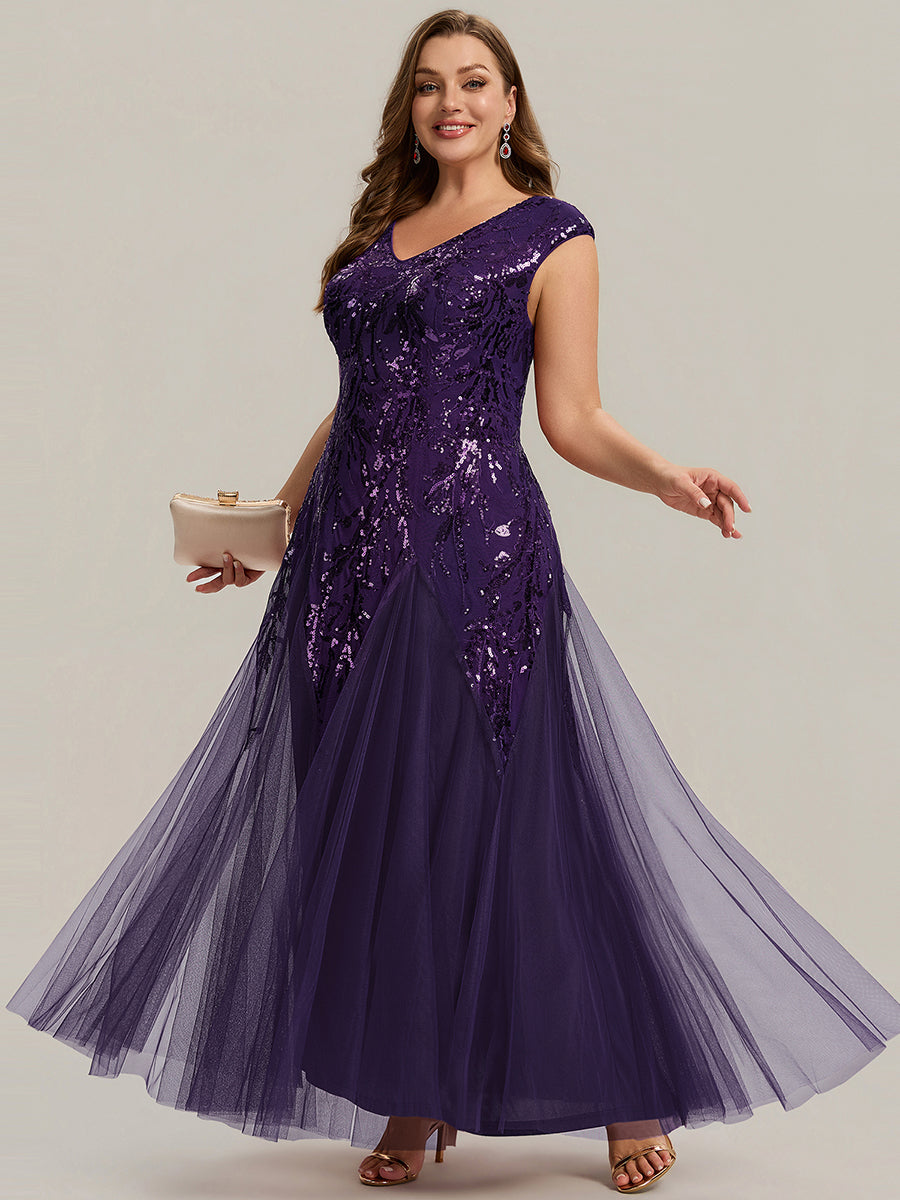 Vestido largo de tul bordado en morado oscuro, detalle