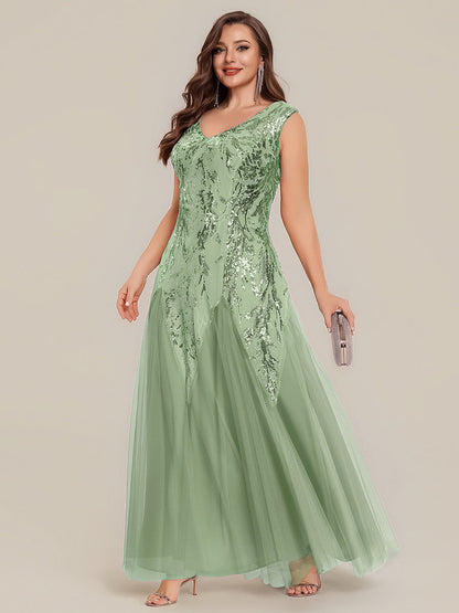 Vestido largo de tul bordado en verde menta, detalle