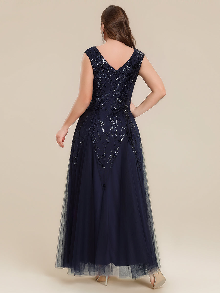 Vestido largo de tul bordado en azul marino