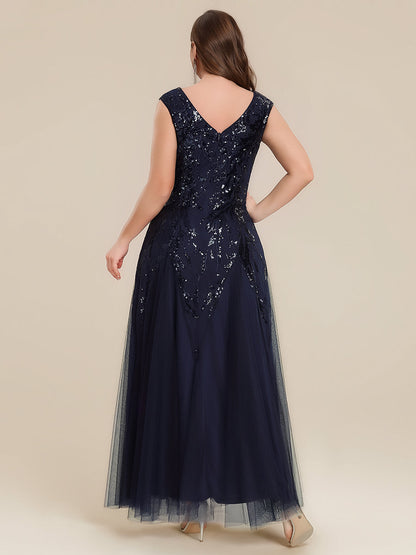 Vestido largo de tul bordado en azul marino