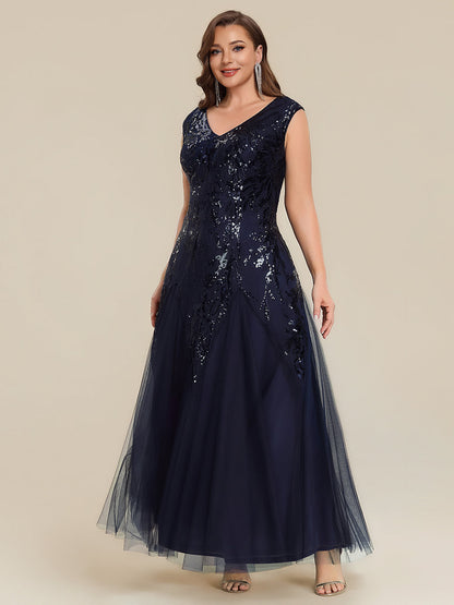 Vestido largo de tul bordado en azul marino, detalle