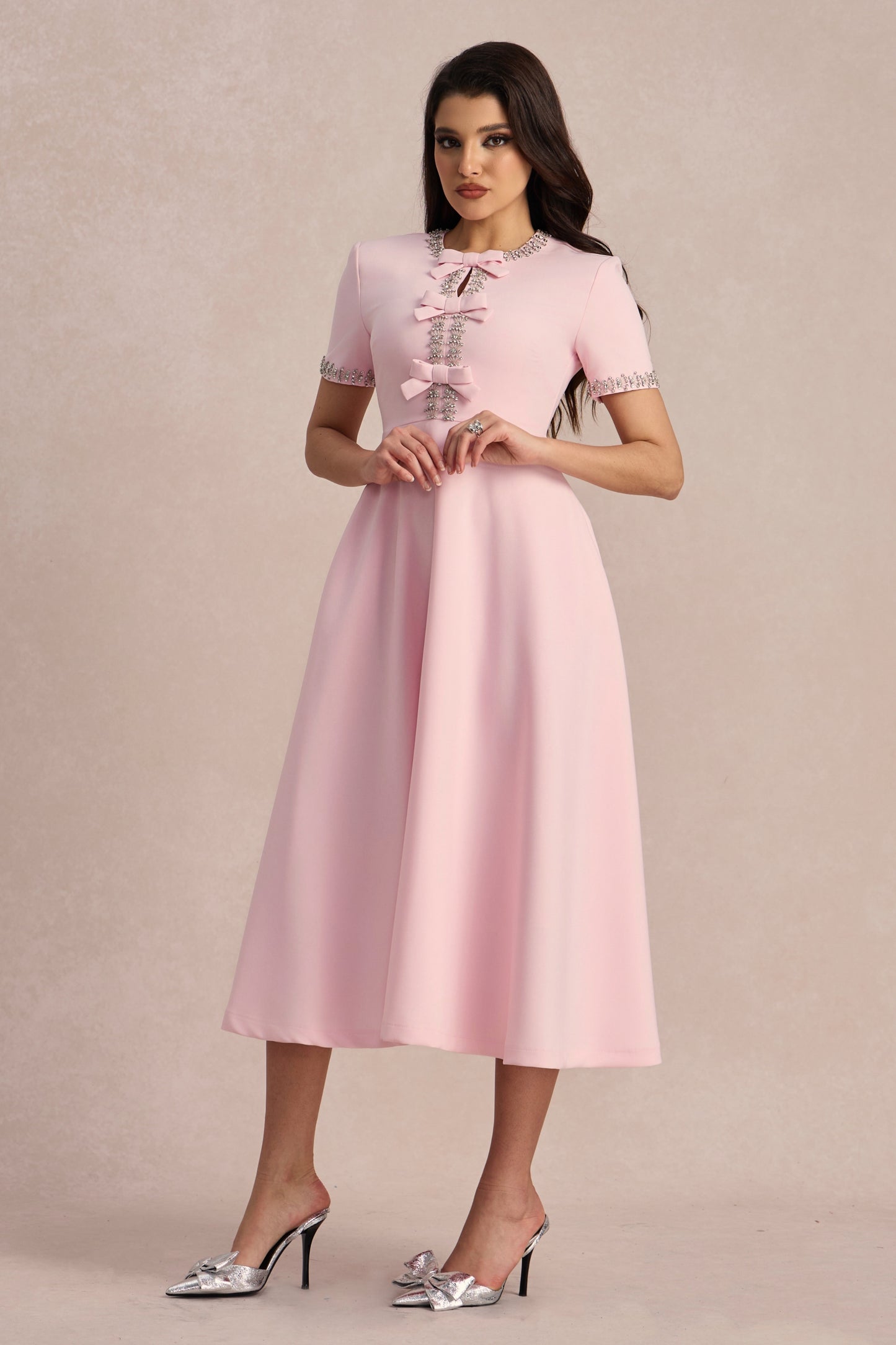 Vestido midi con lazo, cuerpo entero
