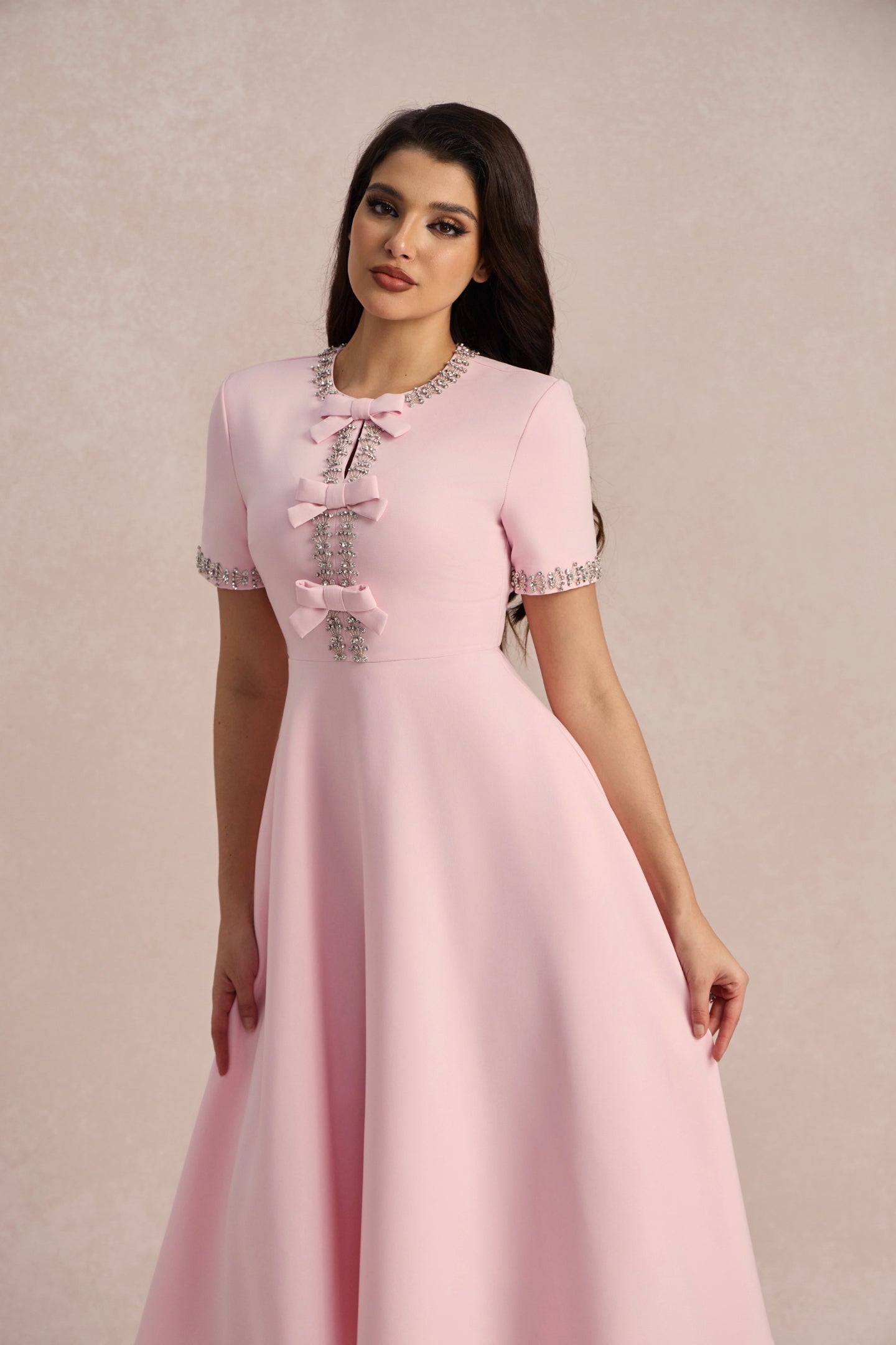 Vestido midi con lazo, detalle de los cristales