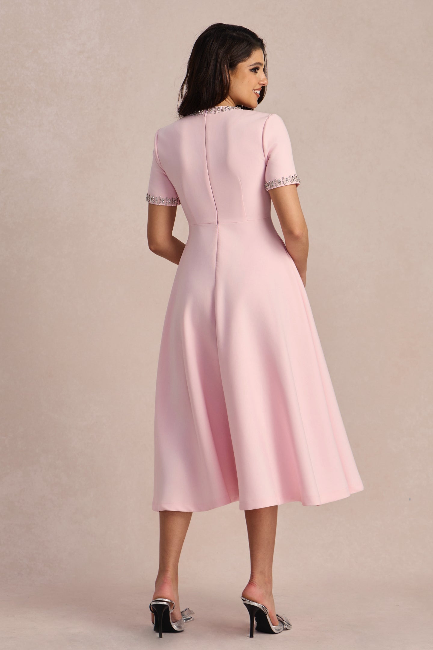 Vestido midi con lazo, movimiento de la falda
