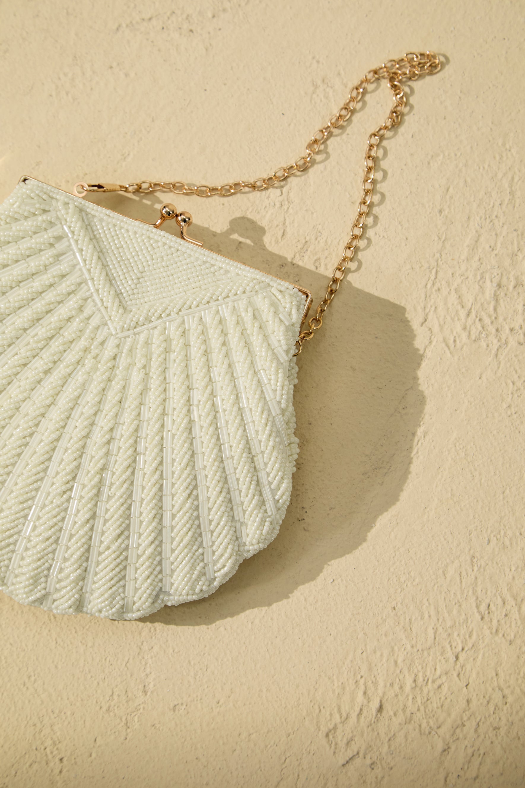 Bolso de concha tejida con perlas, vista frontal