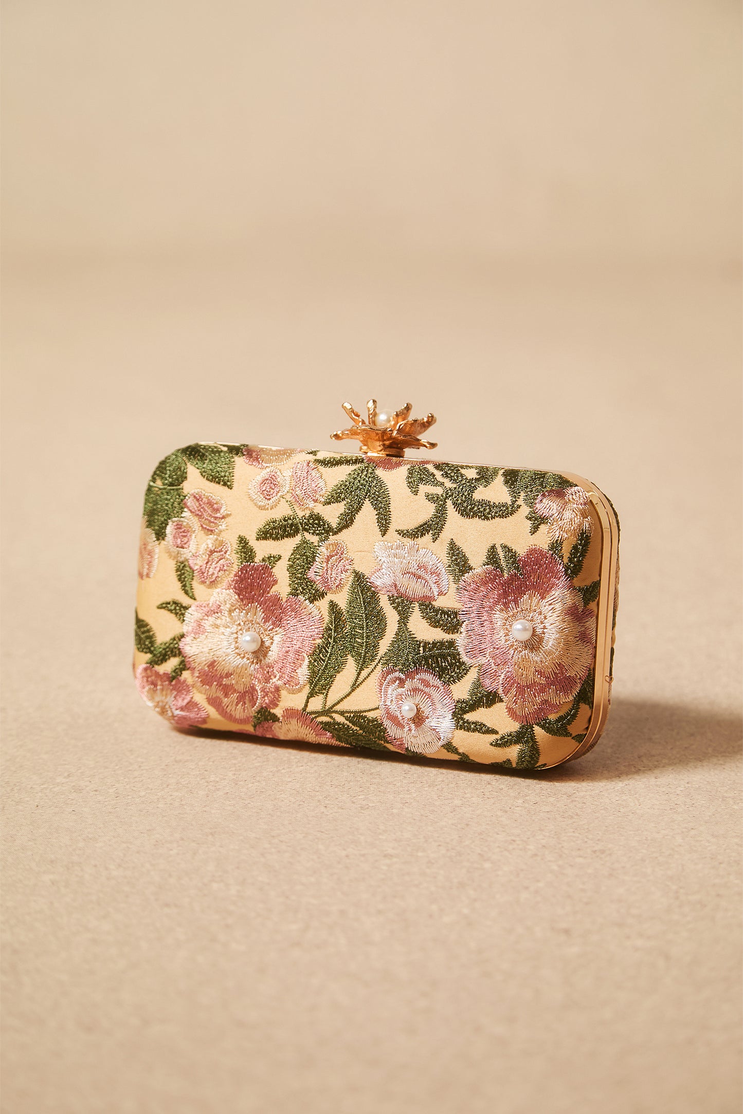 Clutch con bordado floral y perlas