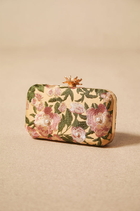 Clutch con bordado floral y perlas