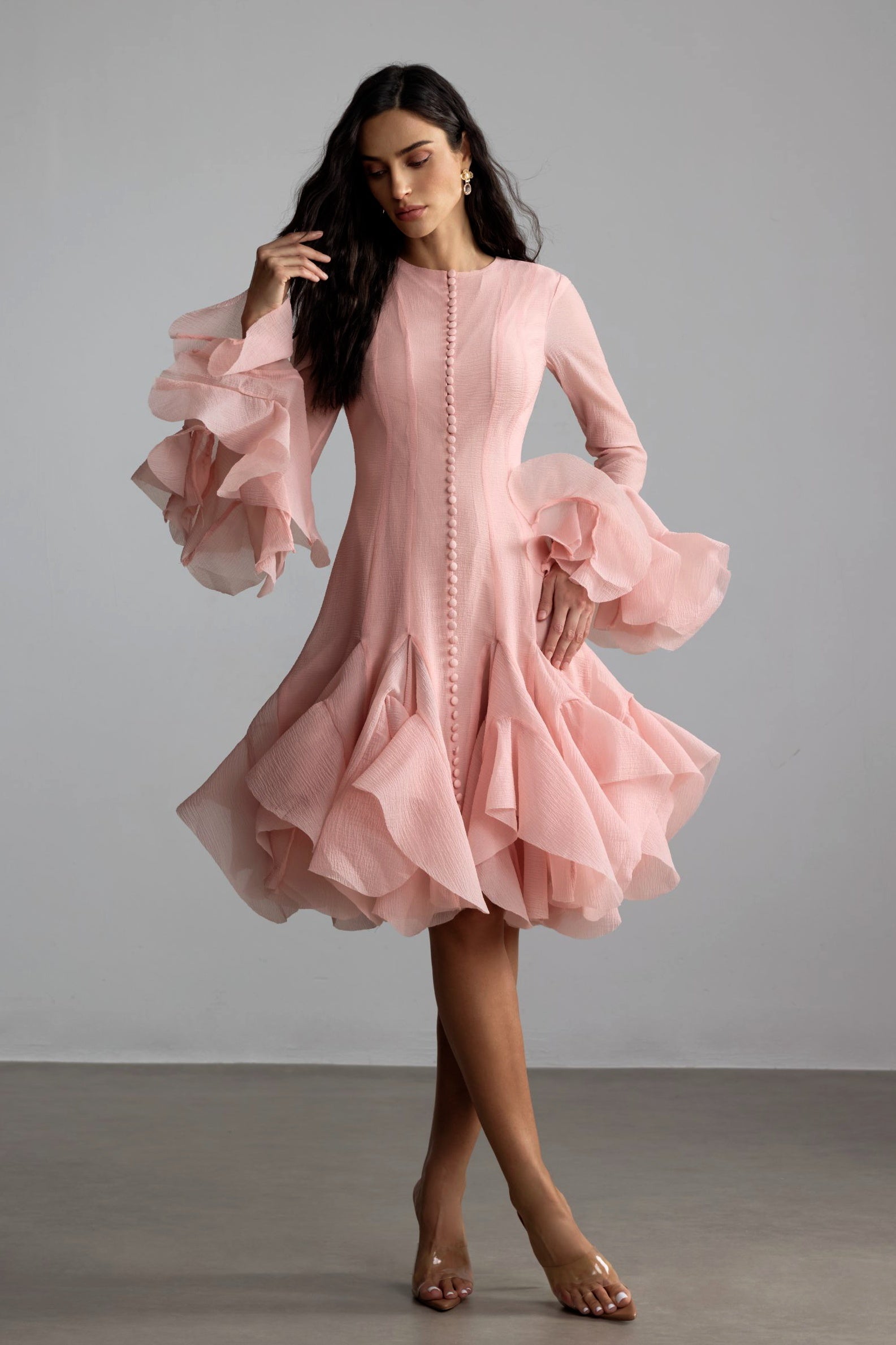 Vestido midi de manga larga con bajo acampanado
