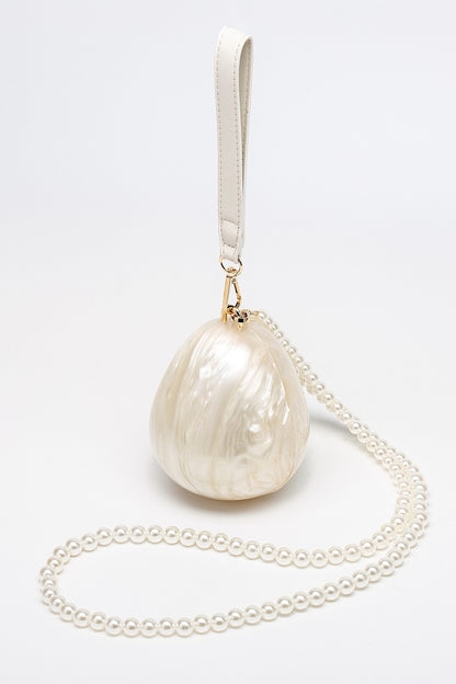 Bolso ovalado con asa de perlas