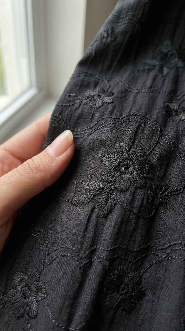 Jazmín |  Vestido maxi boho negro, bordado floral tono sobre tono, manga remangable