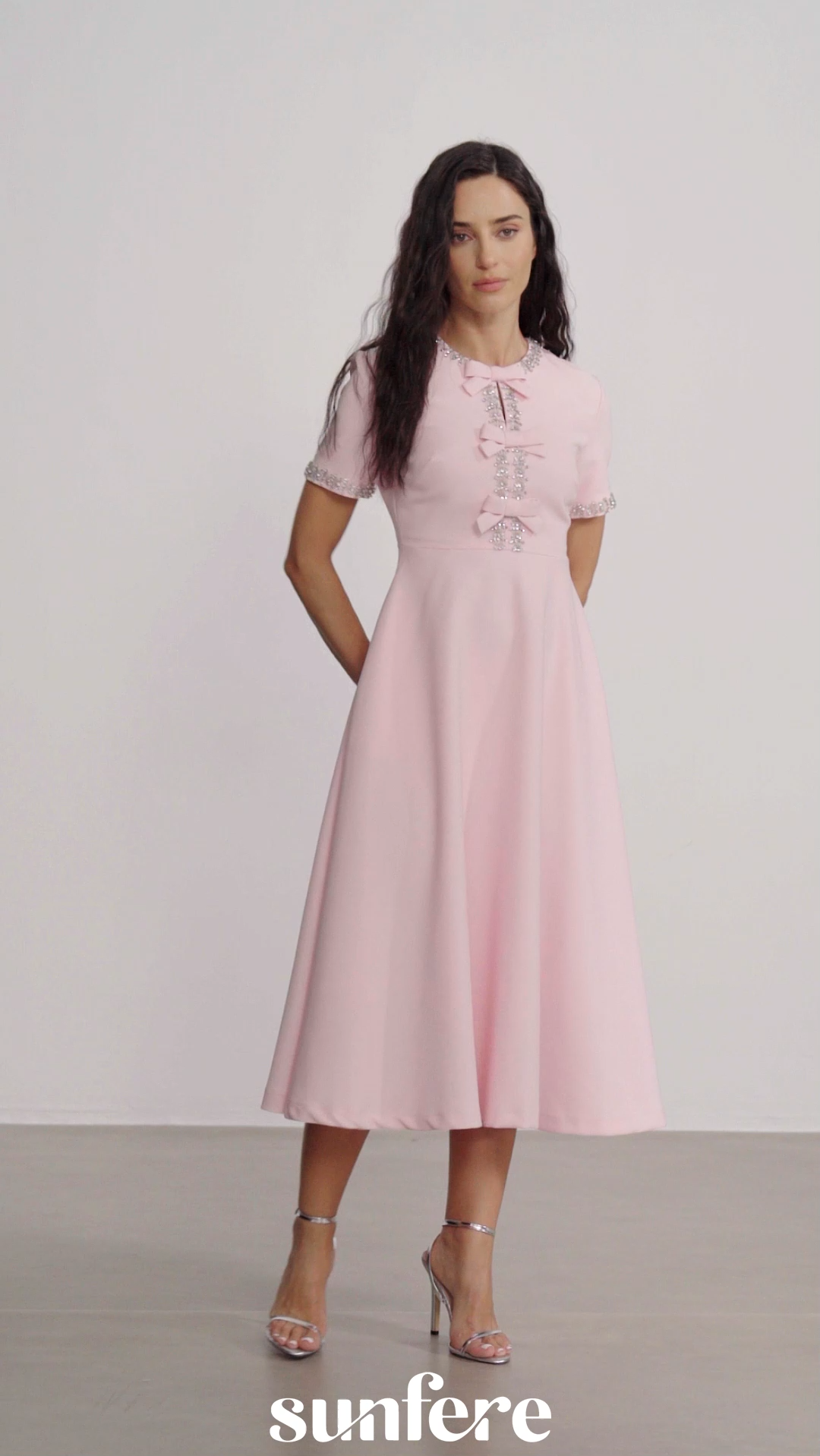 Vestido midi con lazo, guía visual