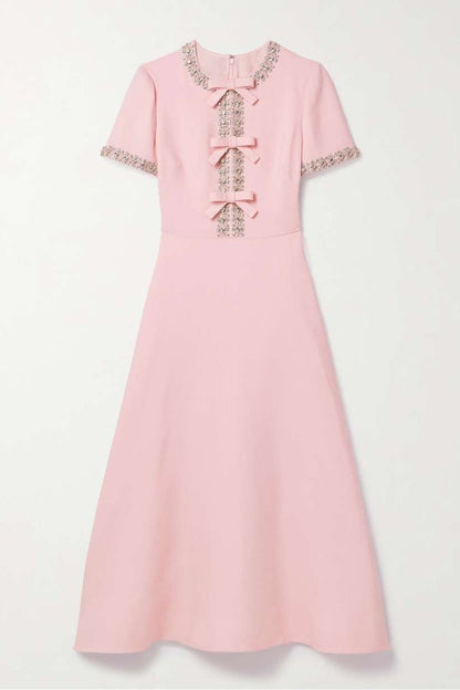 Vestido midi rosa, detalle de catálogo